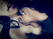 華麗的拉丁女郎在直播中撫摸挑逗